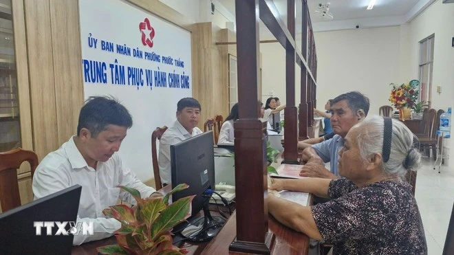 A large number of residents come to the public service centre of Phuoc Thang ward, Ho Chi Minh City, on the first day of official operations under the newly established two-tier local government system to complete administrative procedures. (Photo: VNA) 