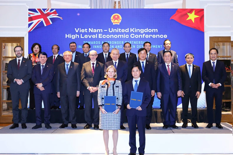 General Secretary To Lam and Matt Western, the UK Government’s Trade Envoy, witness the handover of cooperation documents between Ngo Chi Dung, Chairman and General Director of Vietnam Vaccine JSC (VNVC), and Kaja Natland, Senior Vice President of GSK Asia–Pacific & International. (Photo: VNVC)