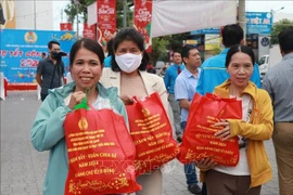 Workers shop at a Tet market organised by the Vietnam General Confederation of Labour. (Photo: VNA)