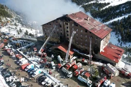 The fire broke out at the Kartalkaya ski resort in Bolu province on early January 21 morning, resulting in numerous fatalities and injuries. (Photo: Xinhua/VNA)