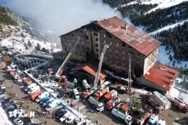 The fire broke out at the Kartalkaya ski resort in Bolu province on early January 21 morning, resulting in numerous fatalities and injuries. (Photo: Xinhua/VNA)