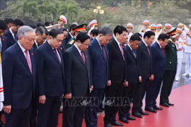 A delegation of Party and State leaders, led by Party General Secretary To Lam, lays a wreath at the Monument to Heroes and Martyrs on Bac Son Street, Hanoi, on January 19, 2026. (Photo: VNA)
