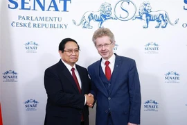 Prime Minister Pham Minh Chinh (left) meets with Czech Senate President Miloš Vystrčil in Prague on January 20 afternoon (local time). (Photo: VNA)