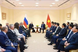 Prime Minister Pham Minh Chinh meets with President of the Russia–Vietnam Friendship Association (RVFA) Vladimir Petrovich Buyanov, and Nikolay Nikolaevich Kolesnik, Chairman of the Russian War Veterans' Association (RWVA), who had fought in Vietnam, in Moscow on March 25 (Photo: VNA)