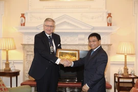 Vietnamese Minister of Finance Nguyen Van Thang (right) and Lord Mayor of the City of London Alastair King. (Photo: baochinhphu.vn)