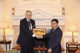 Vietnamese Minister of Finance Nguyen Van Thang (right) and Lord Mayor of the City of London Alastair King. (Photo: baochinhphu.vn)