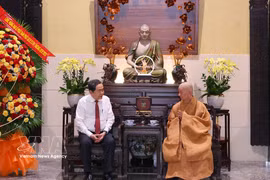 NA Chairman Tran Thanh Man meets Most Venerable Thich Tri Quang, Supreme Patriarch of the Patronage Council of the Vietnam Buddhist Sangha, on May 29. (Photo: VNA)