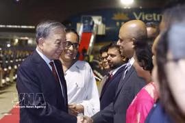 General Secretary of the Communist Party of Vietnam (CPV) Central Committee and State President To Lam and Sri Lankan Prime Minister Harini Amarasuriya at Bandaranaike International Airport in Colombo (Photo: VNA)