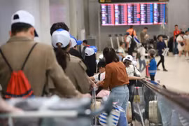 Tourists arrive at Suvarnabhumi airport. (Photo: Bangkok Post)