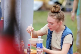 A foreign visitor enjoys pho at the festival. (Photo: VNA)