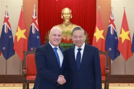 Party General Secretary To Lam (right) and New Zealand Prime Minister and Leader of the New Zealand National Party Christopher Luxon. (Photo: VNA)