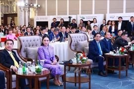 Vietnamese Prime Minister Pham Minh Chinh (front, third from left) and his Thai counterpart Paetongtarn Shinawatra (front, second from left) at the business forum in Hanoi on May 16. (Photo: VNA)