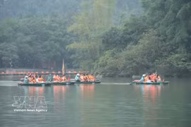 Visitors tour the Trang An Ecotourism Area in Ninh Binh (Photo: VNA)