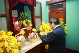 Prime Minister Pham Minh Chinh pays tribute to President Ho Chi Minh at House 67. (Photo: VNA)
