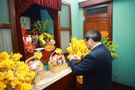 Prime Minister Pham Minh Chinh pays tribute to President Ho Chi Minh at House 67. (Photo: VNA)