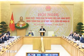 Prime Minister Pham Minh Chinh (right) and National Assembly (NA) Chairman Tran Thanh Man on December 25 co-chair a hybrid conference on the implementation of the laws and resolutions passed by the 15th legislature at its eighth session. (Photo: VNA)