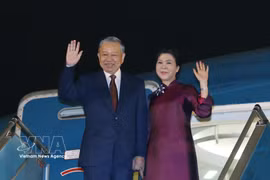 General Secretary of the Communist Party of Vietnam (CPV) Central Committee and State President To Lam and his spouse Ngo Phuong Ly leave Hanoi for a state visit to China (Photo: VNA)