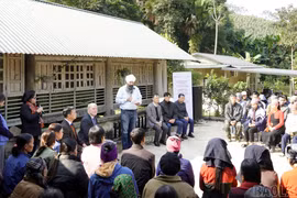 Canada’s Secretary of State for International Development Randeep Sarai speaks with beneficiary households of a project supporting the recovery of agricultural production after natural disasters in Lao Cai. (Photo: baolaocai.vn)