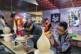 Artisans of Bat Trang pottery village (Photo: VNA)