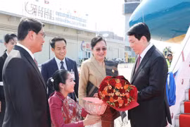 State President Luong Cuong is welcomed at Wattay International Airport. (Photo: VNA)