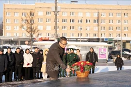The Vietnamese Embassy in Russia holds a flower-offering ceremony at Ho Chi Minh Square in Moscow on February 3. (Photo: VNA)