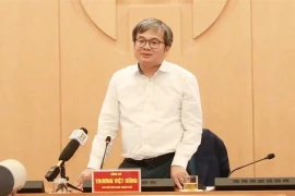 Vice Chairman of the Hanoi People's Committee Truong Viet Dung speaks at the meeting with units contributing capital to the fund. (Photo: hanoionline.vn)
