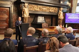 Secretary of the Hai Phong Party Committee Le Tien Chau speaks at the seminar on exploring new-generation investment destinations in the port city. (Photo: VNA)