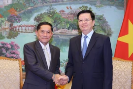 Deputy Prime Minister Mai Van Chinh (right) and KPL General Director Vannasin Simmavong (Photo: VNA) 