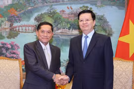 Deputy Prime Minister Mai Van Chinh (right) and KPL General Director Vannasin Simmavong (Photo: VNA) 