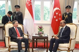 General Secretary of the Communist Party of Vietnam Central Committee To Lam (left) meets with Singaporean President Tharman Shanmugaratnam on March 12. (Photo: VNA)