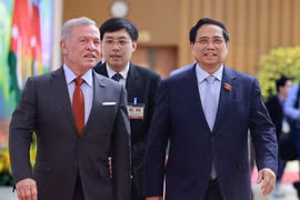 Prime Minister Pham Minh Chinh (right) and King Abdullah II Ibn Al Hussein of the Hashemite Kingdom of Jordan (Photo: VNA)