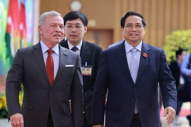 Prime Minister Pham Minh Chinh (right) and King Abdullah II Ibn Al Hussein of the Hashemite Kingdom of Jordan (Photo: VNA)