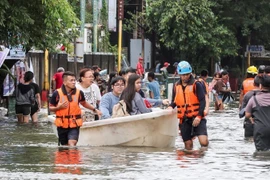 Rescue teams evacuate residents in flooded areas of Navotas city, the Philippines, on November 10, 2025. (Photo: Xinhua/VNA)