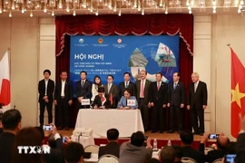 At the signing ceremony of the MoU between Long An International Port and the Port of Kobe (Photo: VNA)