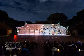 A modern 3D mapping projection on the ancient architecture of the Temple of Literature vividly recreats the journey of Vietnam's scholarly tradition before a large audience.(Photo: VNA)
