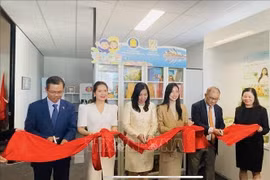 Deputy Foreign Minister Le Thi Thu Hang (third, from left) inaugurates a Vietnamese bookcase in Melbourne, intended as a hub for community gatherings and cultural preservation. (Photo: VNA)