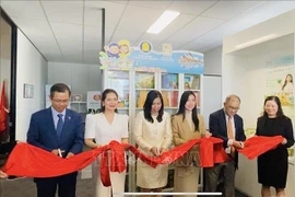 Deputy Foreign Minister Le Thi Thu Hang (third, from left) inaugurates a Vietnamese bookcase in Melbourne, intended as a hub for community gatherings and cultural preservation. (Photo: VNA)