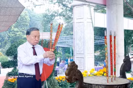 Party General Secretary and State President To Lam offers incense at Hill 82 Tan Bien Martyrs’ Cemetery in Tay Ninh province. (Photo: VNA)