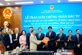 At the hand-over ceremony of investment licences for three strategic floating urban - tourism projects in Gia Lai province (Photo: VNA)