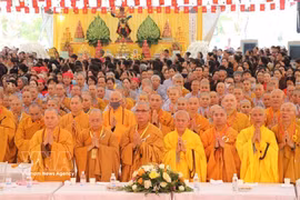 A grand Buddhist ceremony was held on March 30, 2026, in Do Son ward, Hai Phong city, to pray for national peace and prosperity and to commemorate fallen heroes and civilians who lost their lives during the war. (Photo: VNA)