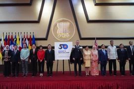 Delegates at the ceremony pose for a group. photo. (Source: VNA)