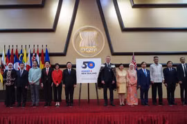 Delegates at the ceremony pose for a group. photo. (Source: VNA)