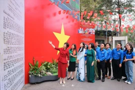 VNA General Director Vu Viet Trang introduces the first Victory Bulletin – the most important bulletin issued by the VNTTX (now Vietnam News Agency). (Photo: VNA)