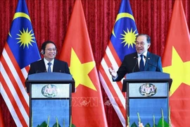 Prime Minister Pham Minh Chinh (left) and Malaysian Prime Minister Anwar Ibrahim meet with the press following their talks in Kuala Lumpur. (Photo: VNA)