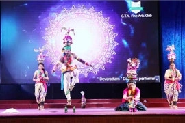 Indian artists perform at the event. (Photo: VNA)