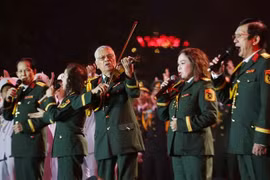 A performance at the opening ceremony of the exhibition celebrating 80 years of culture and arts of the Vietnam People's Army (VPA) in the pedestrian space around Hoan Kiem Lake in Hanoi. (Photo: VNA)