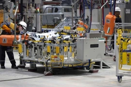 Vietnam’s manufacturing sector maintains its recovery momentum, with output and new orders continuing to rise amid improving business conditions. (Photo: VNA)