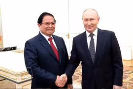 Vietnamese Prime Minister Pham Minh Chinh (left) meets with Russian President Vladimir Putin in Moscow on March 25. (Photo: VNA)