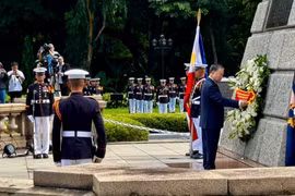 General Secretary of the Communist Party of Vietnam Central Committee and State President To Lam offers flowers at the monument to Philippine national hero Jose Rizal in Manila on June 1 morning. (Photo: VNA)