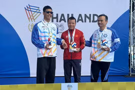 In the men’s 50m breaststroke SB11 event, Nguyen Van Hanh touches home first to claim a gold medal with a time of 36.37 seconds. (Photo: VNA)